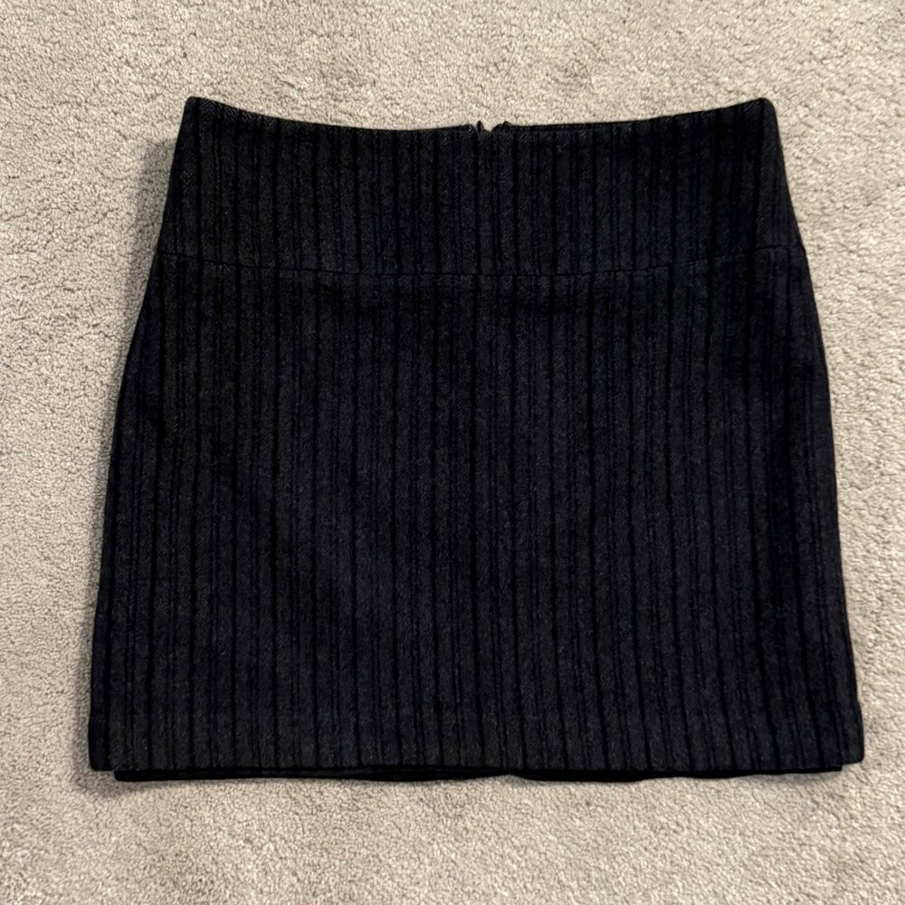 Banana Republic Black & Gray Striped Wool Mini Skirt – Size 6 – Winter Outfit